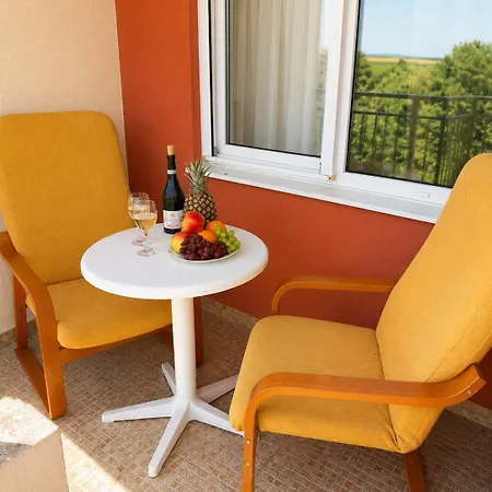Tropical-style With Mountain Views Apartament