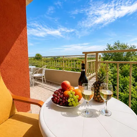 Tropical-style With Mountain Views Słoneczny Brzeg